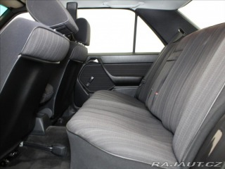 Mercedes-Benz E 2,3 230 97kW 4AT 171tkm. 1987