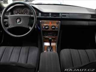 Mercedes-Benz E 2,3 230 97kW 4AT 171tkm. 1987