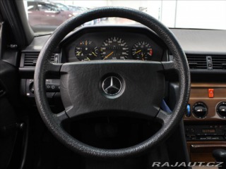 Mercedes-Benz E 2,3 230 97kW 4AT 171tkm. 1987