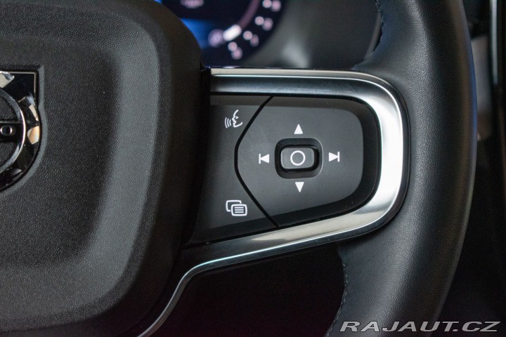 Volvo XC40 B4 CORE*145KW*ACC*ČR*DPH* 2022
