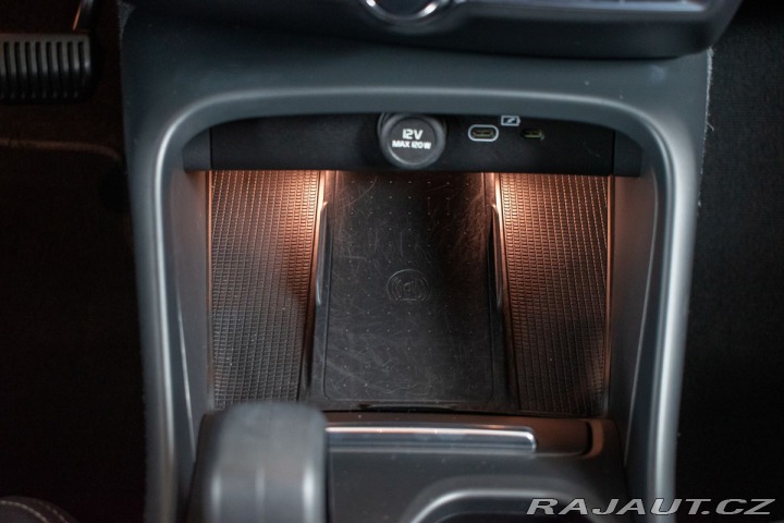 Volvo XC40 B4 CORE*145KW*ACC*ČR*DPH* 2022