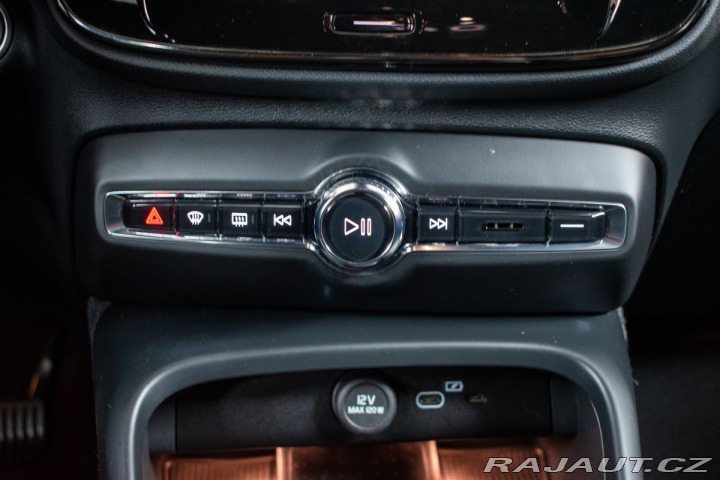 Volvo XC40 B4 CORE*145KW*ACC*ČR*DPH* 2022