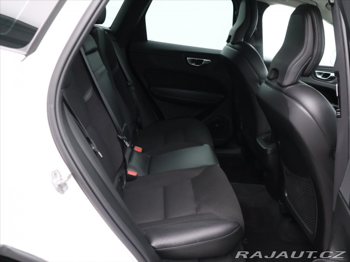 Volvo XC60 2,0 B4 145kW AWD Momentum 2021