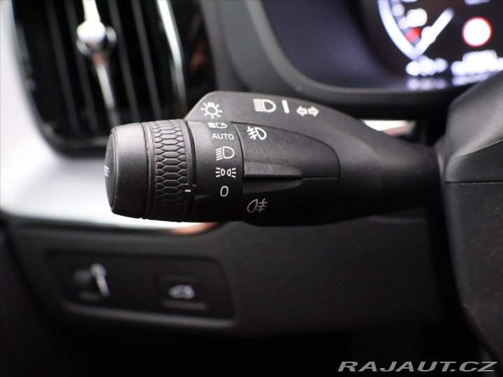 Volvo XC60 2,0 B4 145kW AWD Momentum 2021