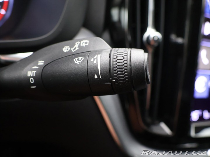 Volvo XC60 2,0 B4 145kW AWD Momentum 2021