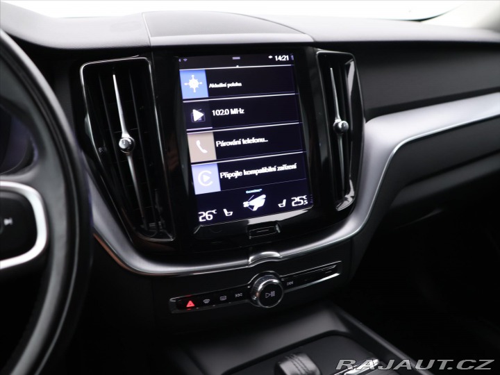 Volvo XC60 2,0 B4 145kW AWD Momentum 2021