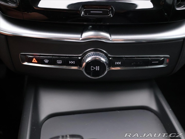 Volvo XC60 2,0 B4 145kW AWD Momentum 2021