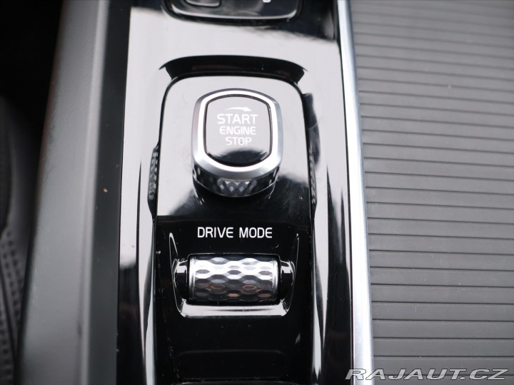 Volvo XC60 2,0 B4 145kW AWD Momentum 2021