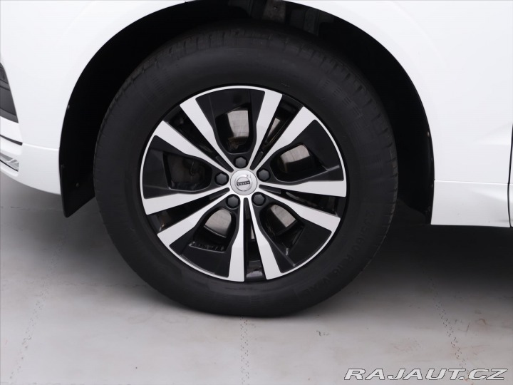 Volvo XC60 2,0 B4 145kW AWD Momentum 2021