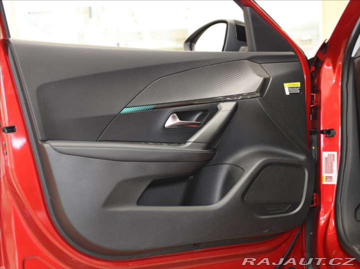 Peugeot 2008 0,1 100kW e-Allure 1.maj. 2022