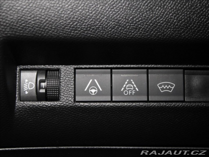 Peugeot 2008 0,1 100kW e-Allure 1.maj. 2022