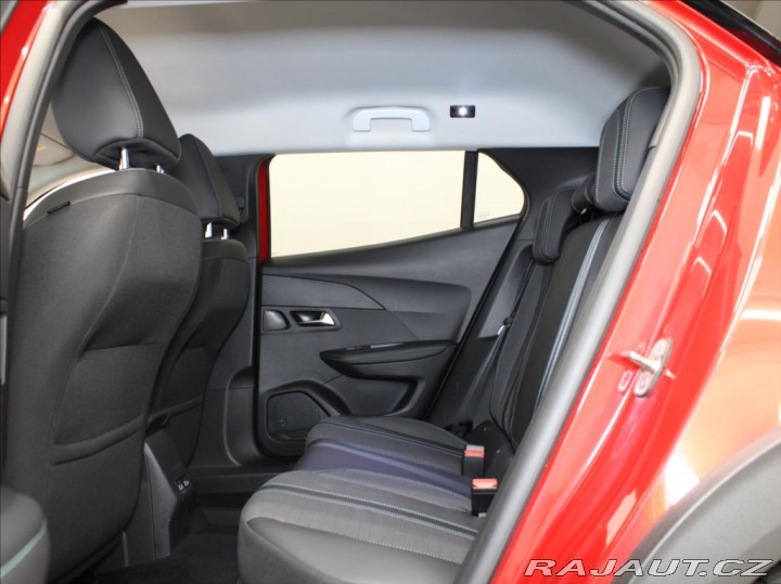 Peugeot 2008 0,1 100kW e-Allure 1.maj. 2022