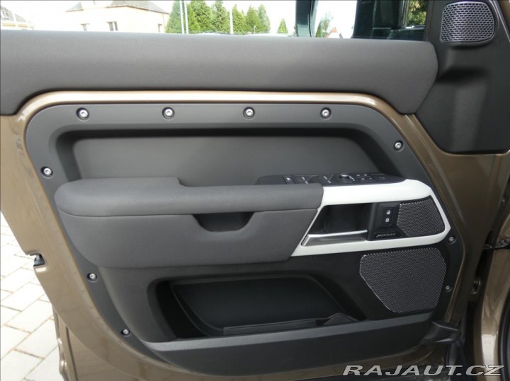 Land Rover Defender 3,0 D300 110 SE,1.maj,ČR, 2022