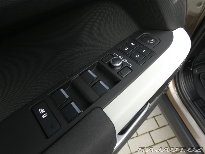 Land Rover Defender 3,0 D300 110 SE,1.maj,ČR, 2022