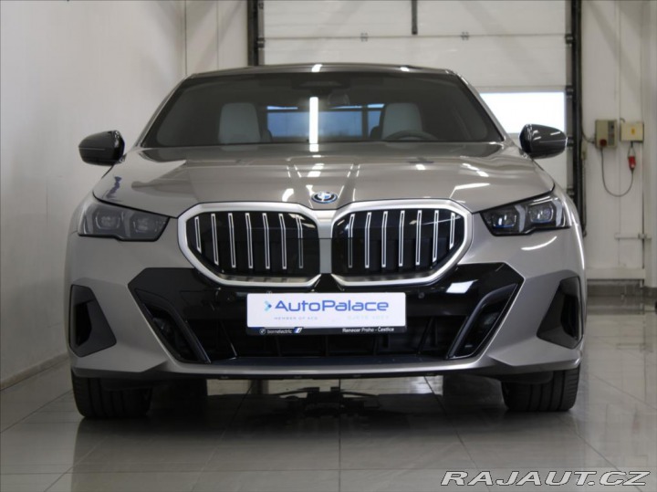 BMW 5 3,0 550e xDrive M-paket B 2025