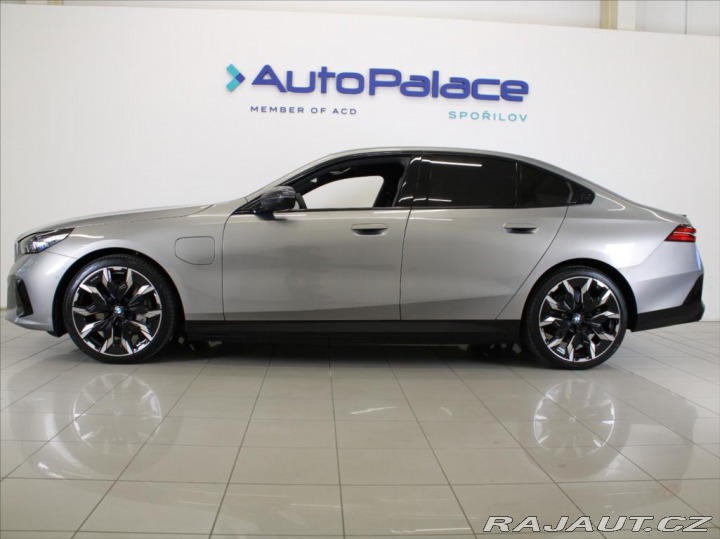 BMW 5 3,0 550e xDrive M-paket B 2025