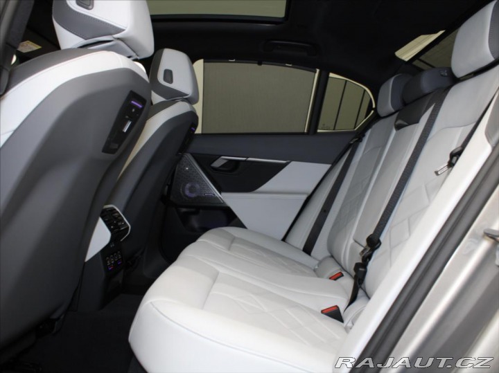BMW 5 3,0 550e xDrive M-paket B 2025