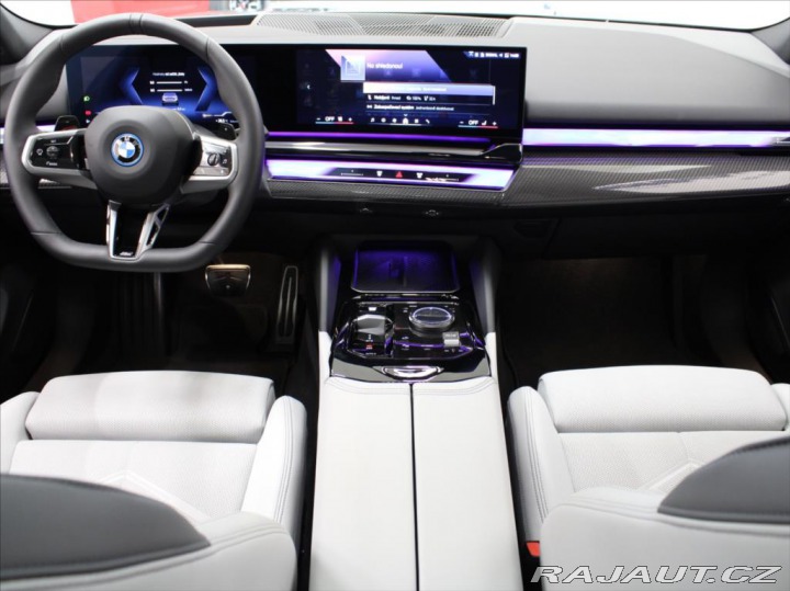 BMW 5 3,0 550e xDrive M-paket B 2025
