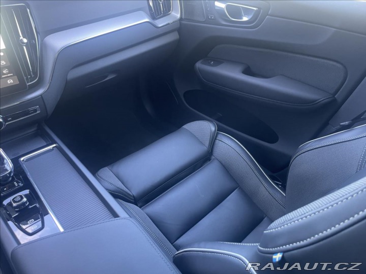 Volvo XC60 2,0 B5 AWD PLUS BLACK EDI 2025