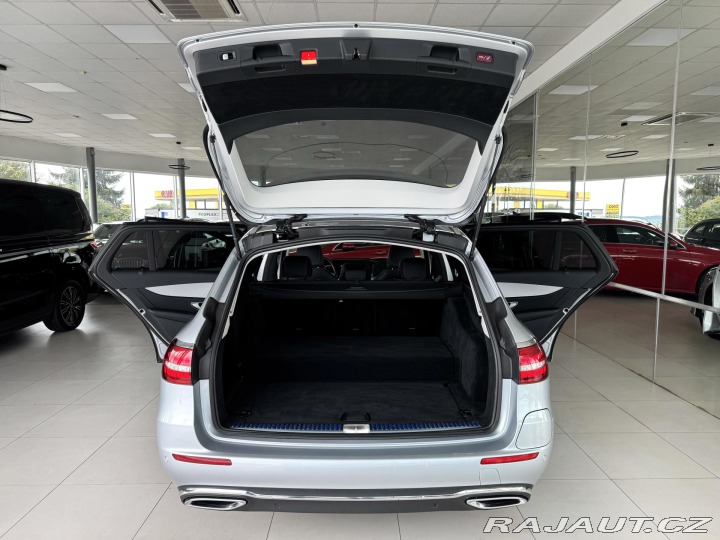 Mercedes-Benz E 300e 235kW*Webasto*Tažné* 2023