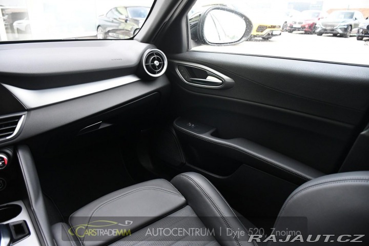 Alfa Romeo Giulia 2.0T 16V 206kW VELOCE AT8 2024