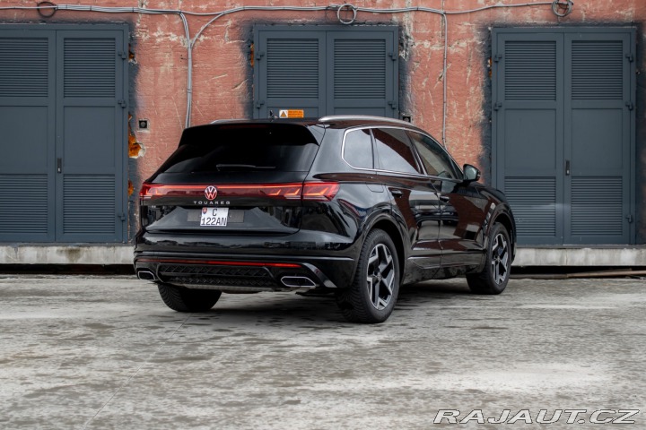 Volkswagen Touareg R-Line | Natáčacia zadná 2025