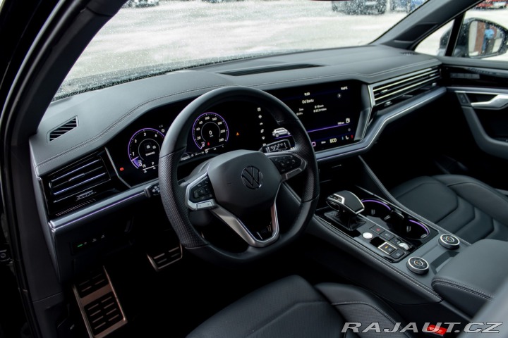Volkswagen Touareg R-Line | Natáčacia zadná 2025