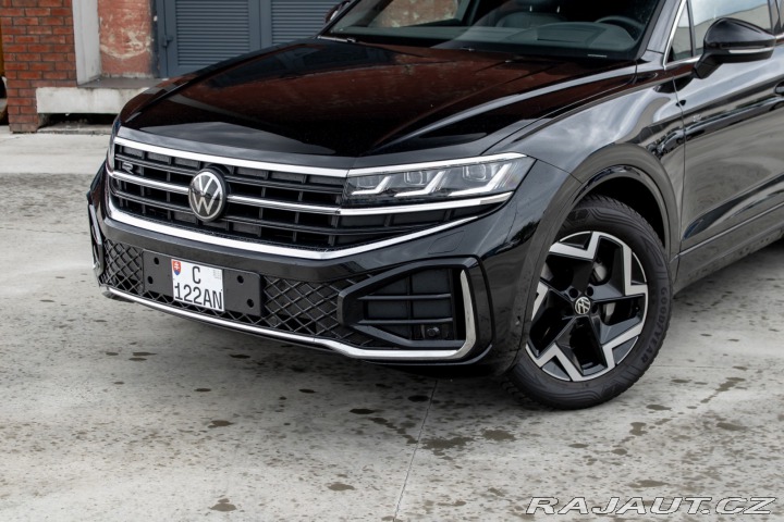 Volkswagen Touareg R-Line | Natáčacia zadná 2025