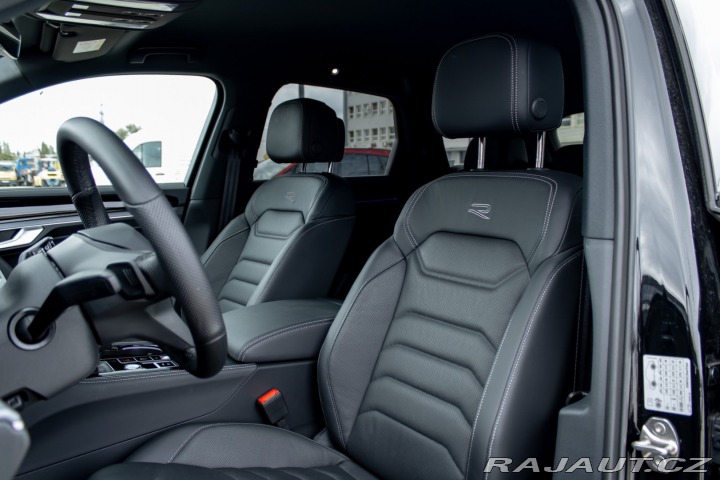 Volkswagen Touareg R-Line | Natáčacia zadná 2025