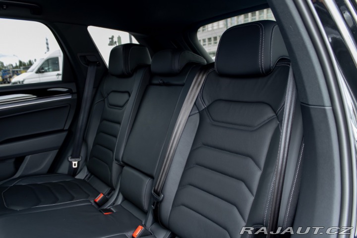 Volkswagen Touareg R-Line | Natáčacia zadná 2025