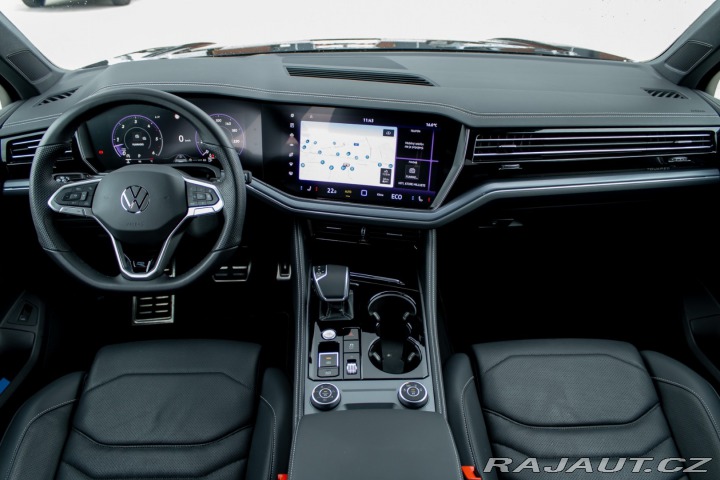 Volkswagen Touareg R-Line | Natáčacia zadná 2025