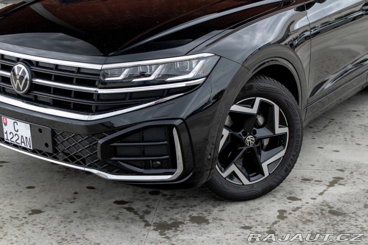 Volkswagen Touareg R-Line | Natáčacia zadná 2025