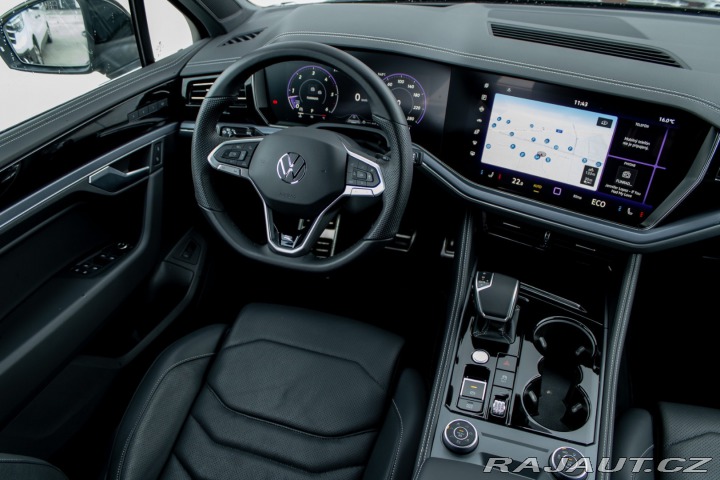 Volkswagen Touareg R-Line | Natáčacia zadná 2025