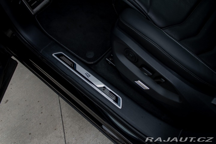 Volkswagen Touareg R-Line | Natáčacia zadná 2025