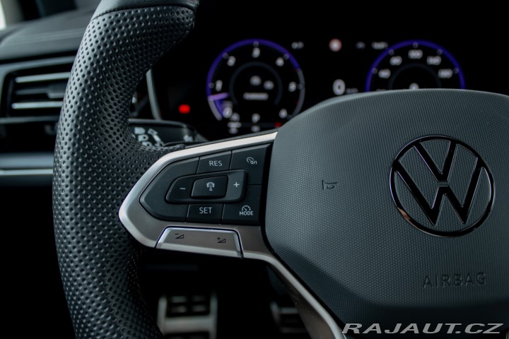 Volkswagen Touareg R-Line | Natáčacia zadná 2025
