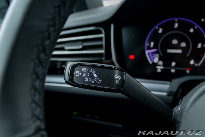 Volkswagen Touareg R-Line | Natáčacia zadná 2025