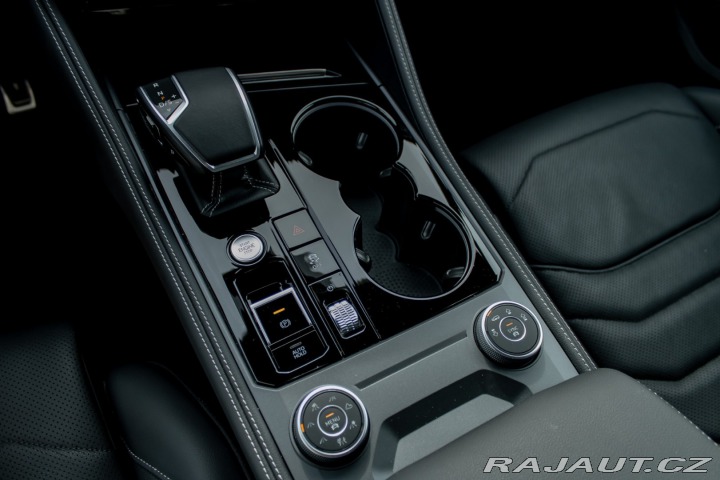 Volkswagen Touareg R-Line | Natáčacia zadná 2025