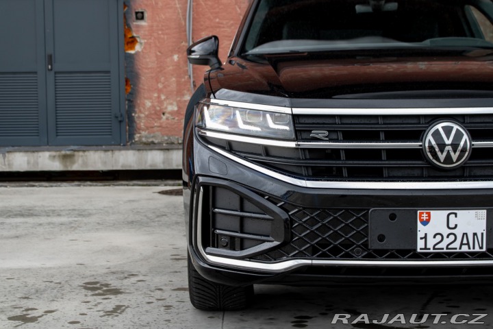 Volkswagen Touareg R-Line | Natáčacia zadná 2025