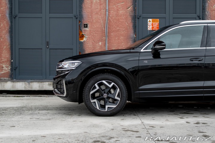 Volkswagen Touareg R-Line | Natáčacia zadná 2025