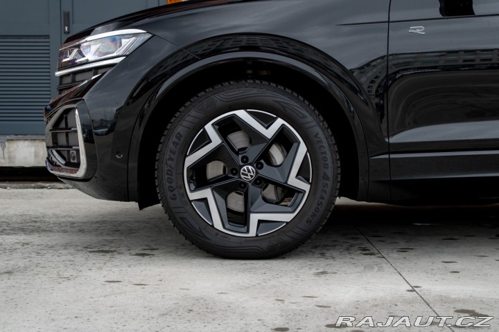 Volkswagen Touareg R-Line | Natáčacia zadná 2025