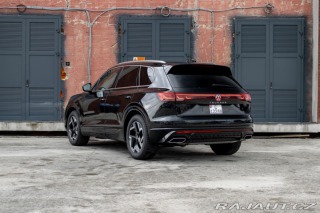 Volkswagen Touareg R-Line | Natáčacia zadná 2025