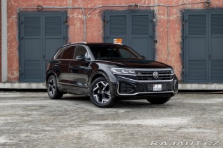 Volkswagen Touareg R-Line | Natáčacia zadná 2025