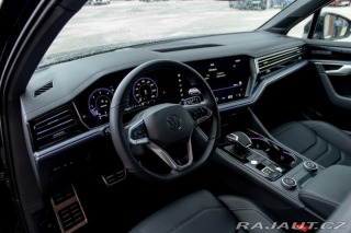 Volkswagen Touareg R-Line | Natáčacia zadná 2025