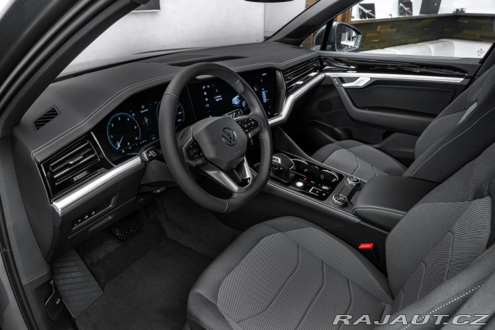 Volkswagen Touareg V6 3,0TDI Vzduch LED Tažn 2024