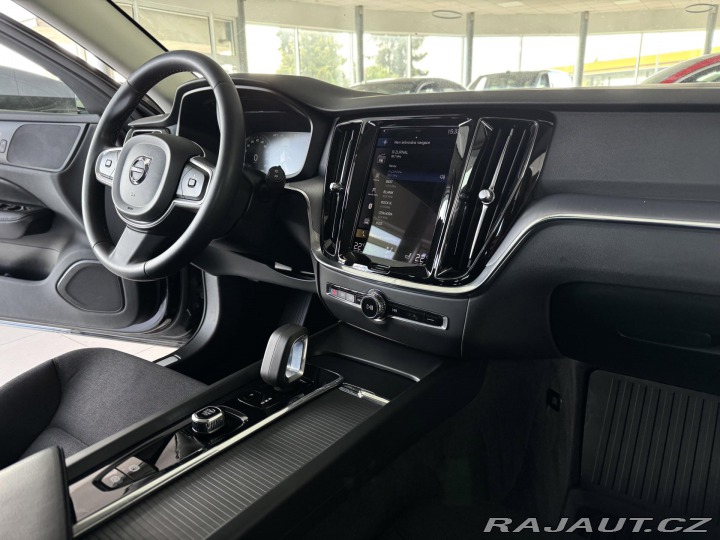 Volvo V60 B4 AUT*145kW*KeyLess*Tažn 2022