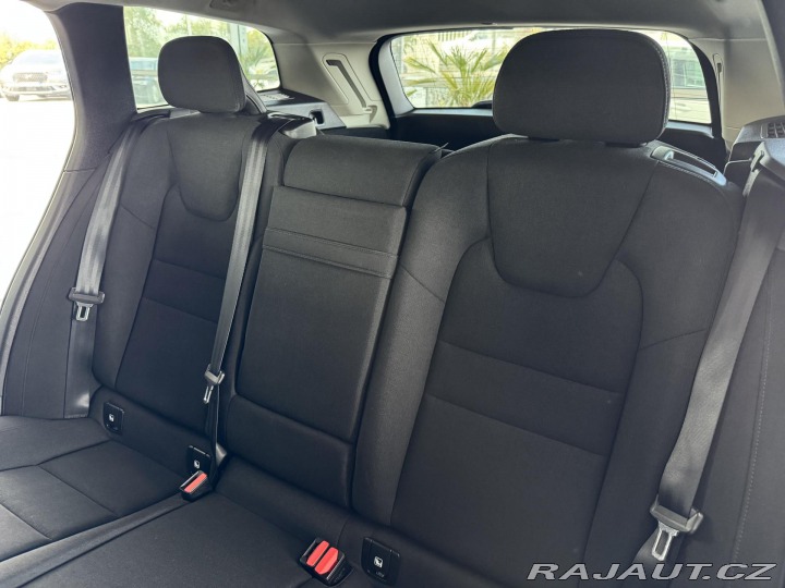 Volvo V60 B4 AUT*145kW*KeyLess*Tažn 2022
