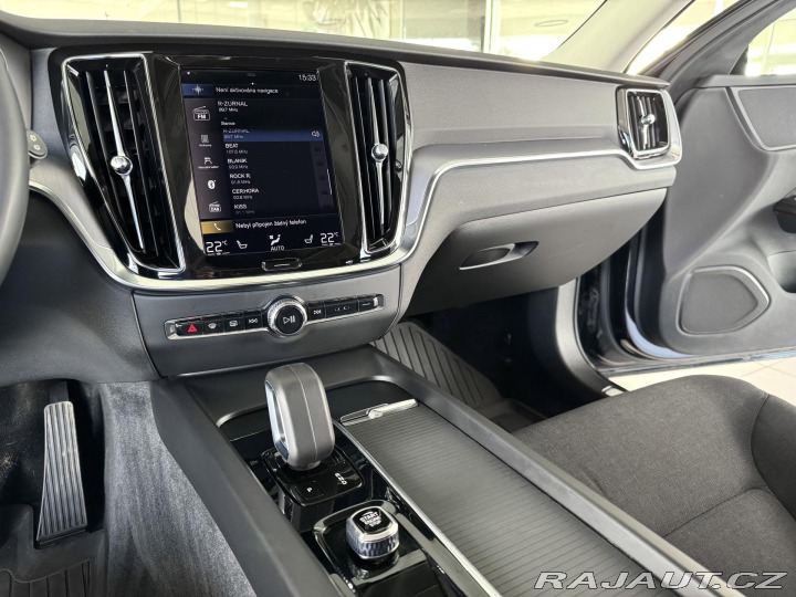 Volvo V60 B4 AUT*145kW*KeyLess*Tažn 2022