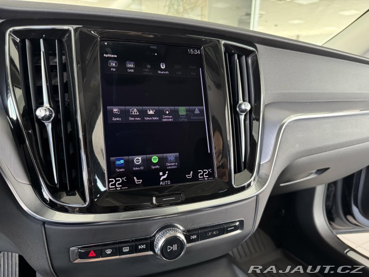 Volvo V60 B4 AUT*145kW*KeyLess*Tažn 2022