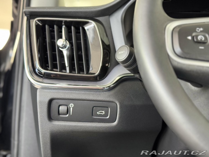 Volvo V60 B4 AUT*145kW*KeyLess*Tažn 2022