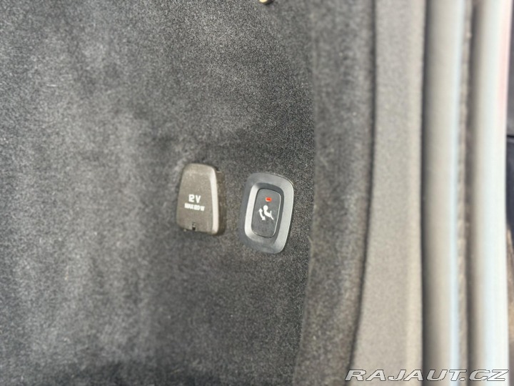 Volvo V60 B4 AUT*145kW*KeyLess*Tažn 2022